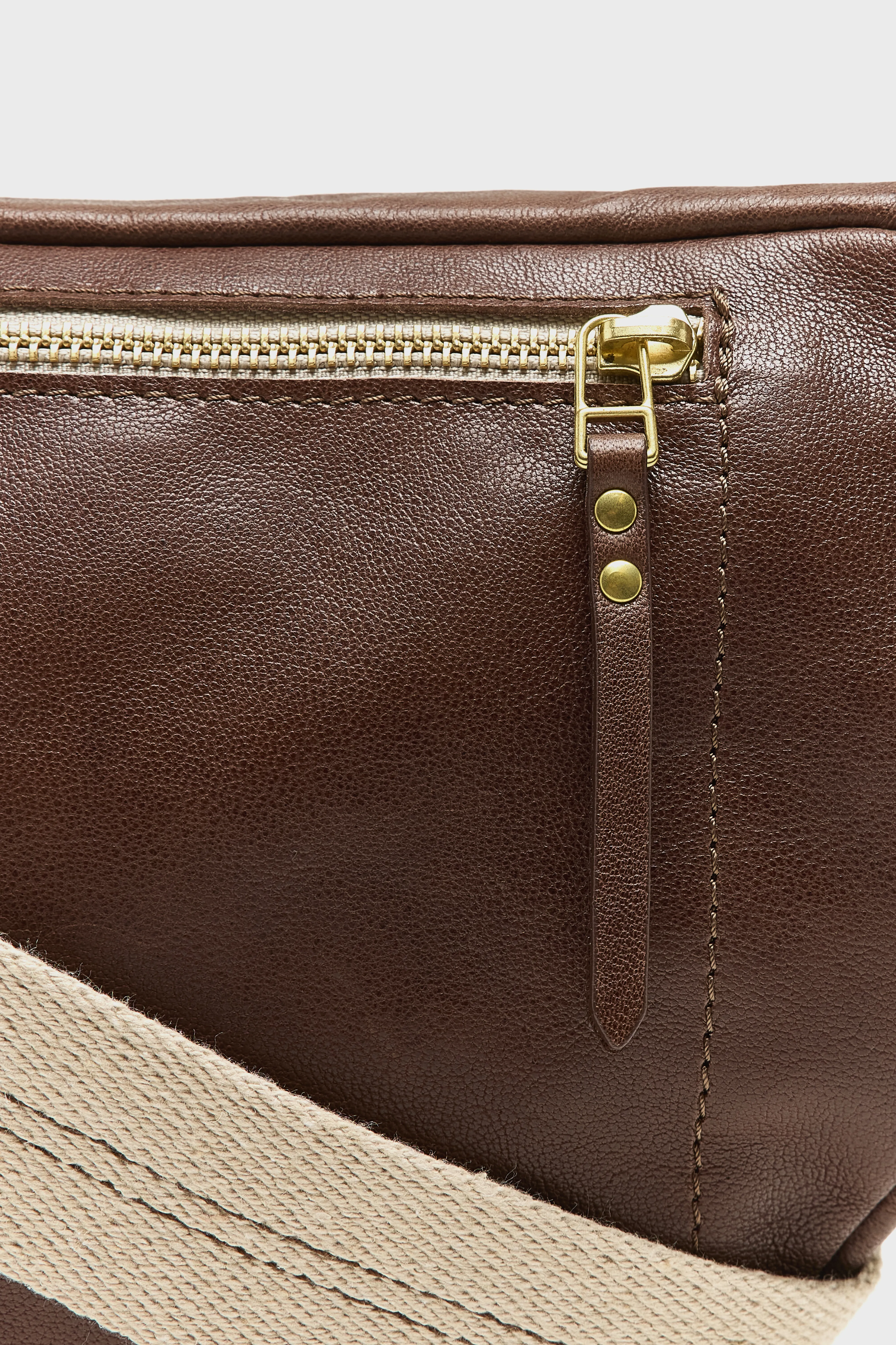 Souply brown leather sling bag (252 / W / ECUREUIL) - Image 6